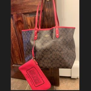 ⬇️Reversible Coach Tote Bag with matching wristlet